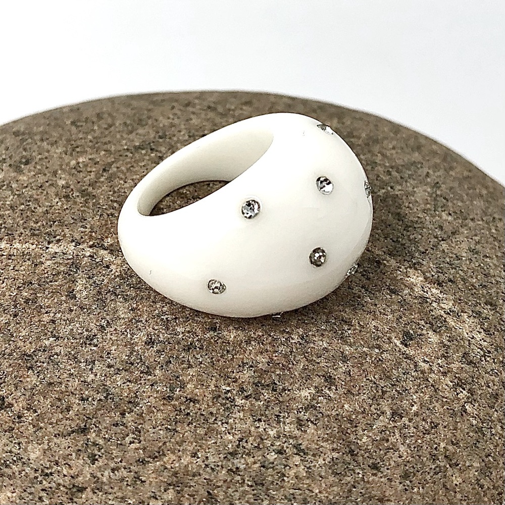 Vintage 1980s white Lucite rhinestone dome ring - Size 6.5
